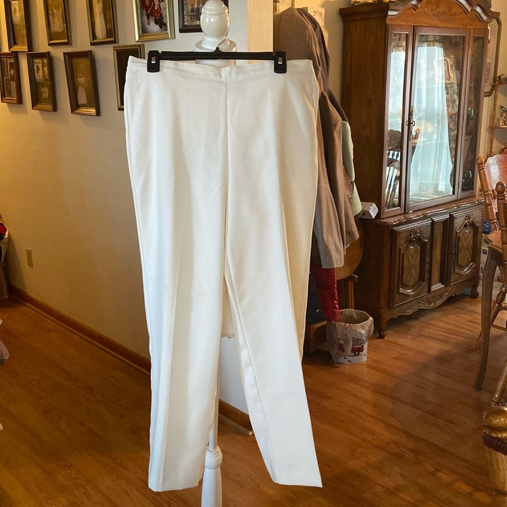 Women’s white pants. Size 14